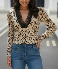 Kadın Uzun Kollu önden Derin Dantel Yaka Leopar Desenli Dalgıç Bluz