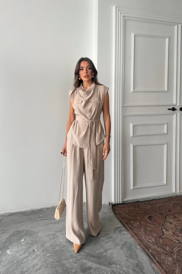 TENCEL MODAL KOLSUZ BLUZ KAPALI CEP DETAYLI DÖKÜMLÜ - PANTOLON TAKIM - Bej