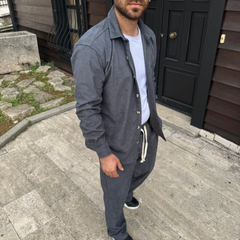 Erkek Kadife Oversize Takım – Gömlek Ve Pantolon İkili Set Füme Corduroy Şıklığı, Rahat Ve Zarif Duruş Yumuşak Dokulu Kadife Kumaş, Düğmeli Gömlek Üst Ve Lastikli Pantolon Alt Parça Ile Gün Boyu Konfor- Füme