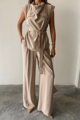 TENCEL MODAL KOLSUZ BLUZ KAPALI CEP DETAYLI DÖKÜMLÜ - PANTOLON TAKIM - Bej