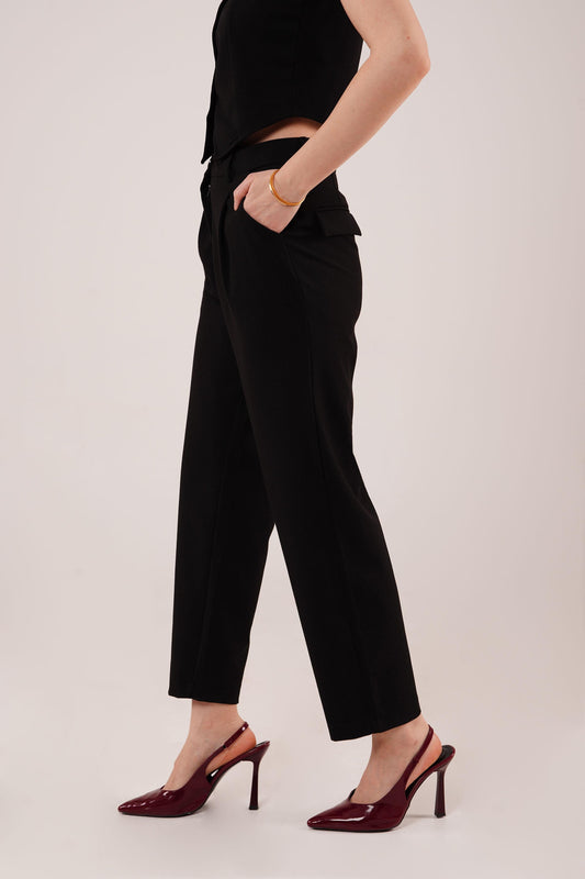 Kapama Cep Detaylı Siyah Pantolon