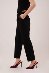 Kapama Cep Detaylı Siyah Pantolon