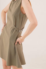 Yanları Zincir Detaylı Sıfır Kol Gri Mini Elbise