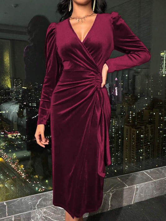 Kadın Uzun Kollu Kruvaze Yakalı Yandan Büzgülü Midi Kadife Elbise