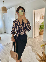 Kadın Uzun Kollu Kruvaze Yaka Dijital Baskılı Fiyonk Detay Atlas Kumaş Elbise