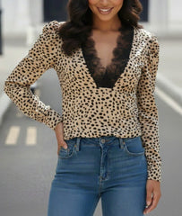 Kadın Uzun Kollu önden Derin Dantel Yaka Leopar Desenli Dalgıç Bluz