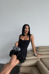 ASKILI KISA DAR ELBİSE ETEKUCU TASARIM KATLI - Siyah